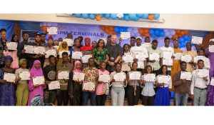 Undergraduates in a group photo with APM Terminal with their scholarship certificates