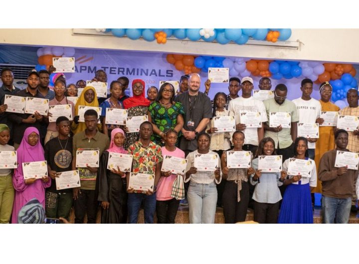 Undergraduates in a group photo with APM Terminal with their scholarship certificates