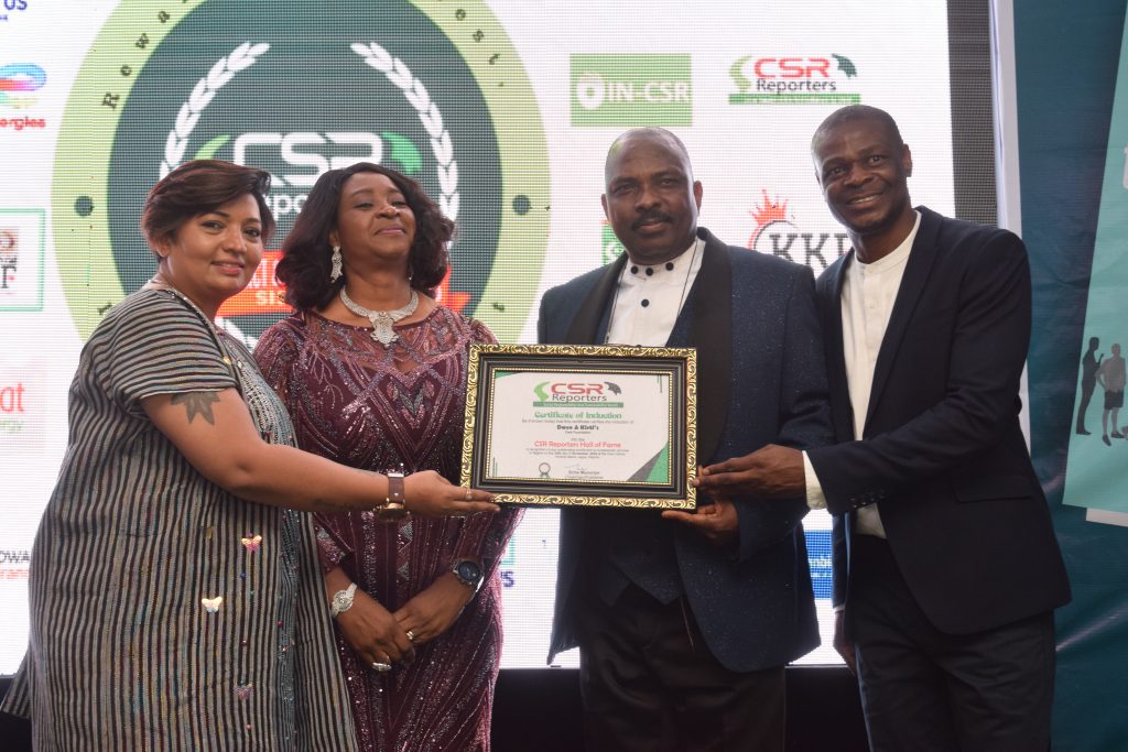 Group photo with award at SISA