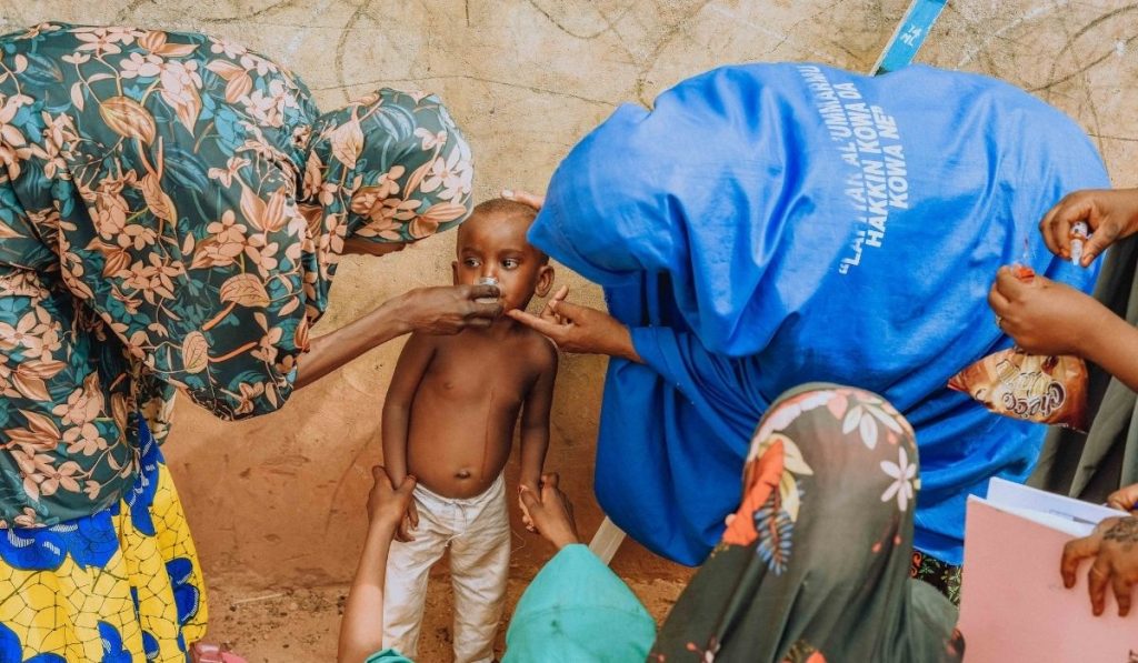 The Sarmaan Project (SP) staff giving azithromycin to a child to reduce infant mortality